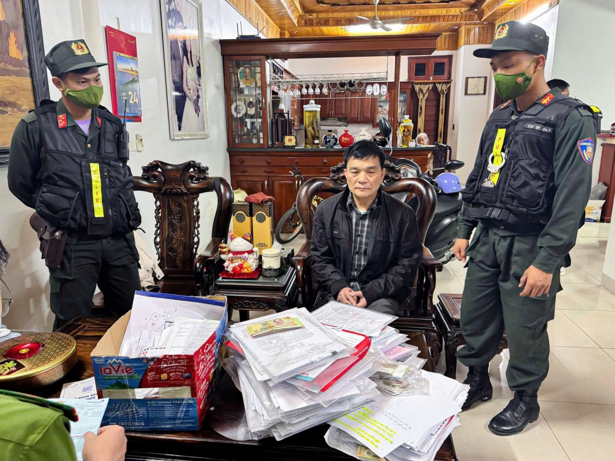 cong an phu tho bat nhieu giam doc cong ty, trieu tap hang chuc doi tuong hinh anh 6