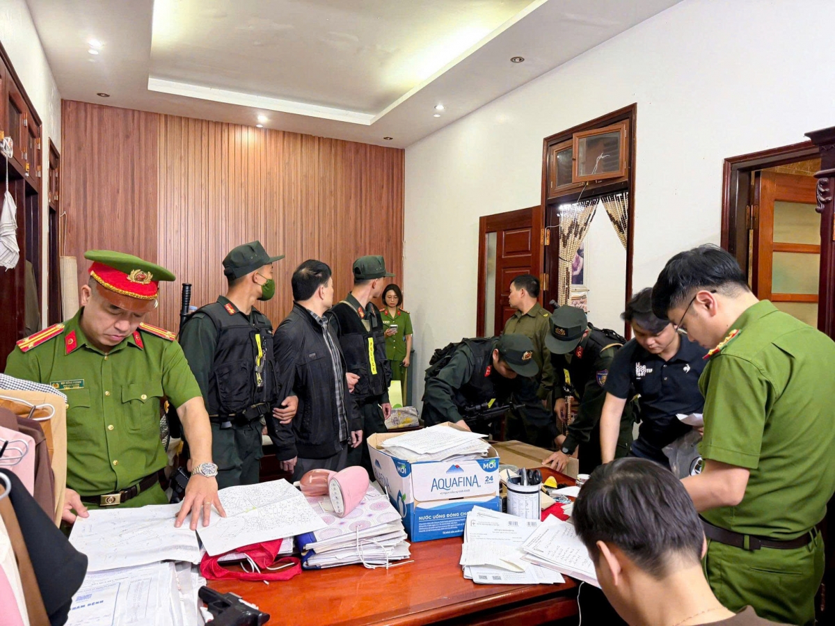 cong an phu tho bat nhieu giam doc cong ty, trieu tap hang chuc doi tuong hinh anh 5