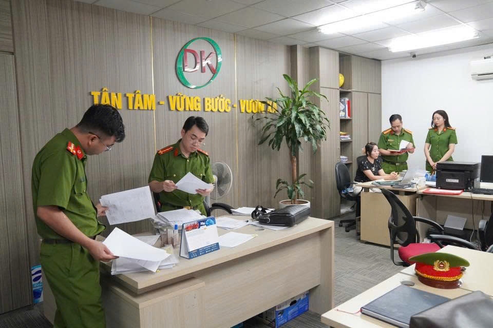 cong an phu tho bat nhieu giam doc cong ty, trieu tap hang chuc doi tuong hinh anh 2