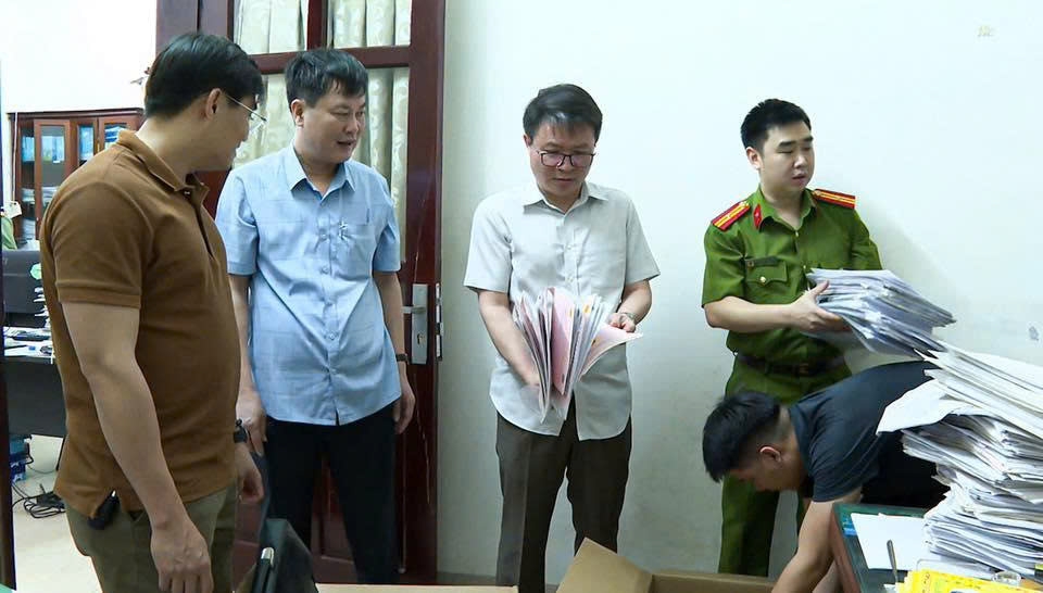 cong an phu tho bat nhieu giam doc cong ty, trieu tap hang chuc doi tuong hinh anh 7