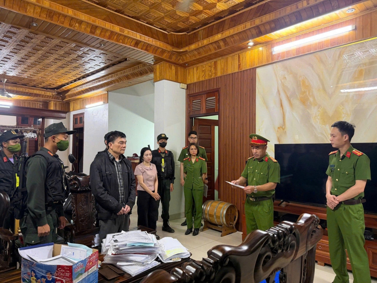 cong an phu tho bat nhieu giam doc cong ty, trieu tap hang chuc doi tuong hinh anh 1