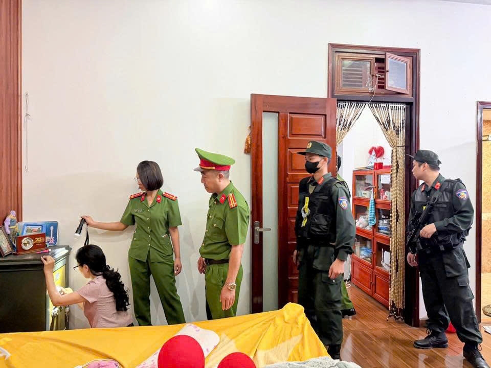 cong an phu tho bat nhieu giam doc cong ty, trieu tap hang chuc doi tuong hinh anh 4