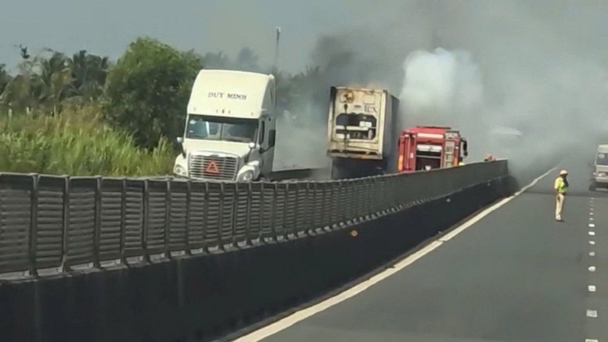 xe dau keo chay tren cao toc trung luong - my thuan hinh anh 2