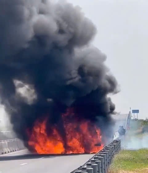 xe dau keo chay tren cao toc trung luong - my thuan hinh anh 3