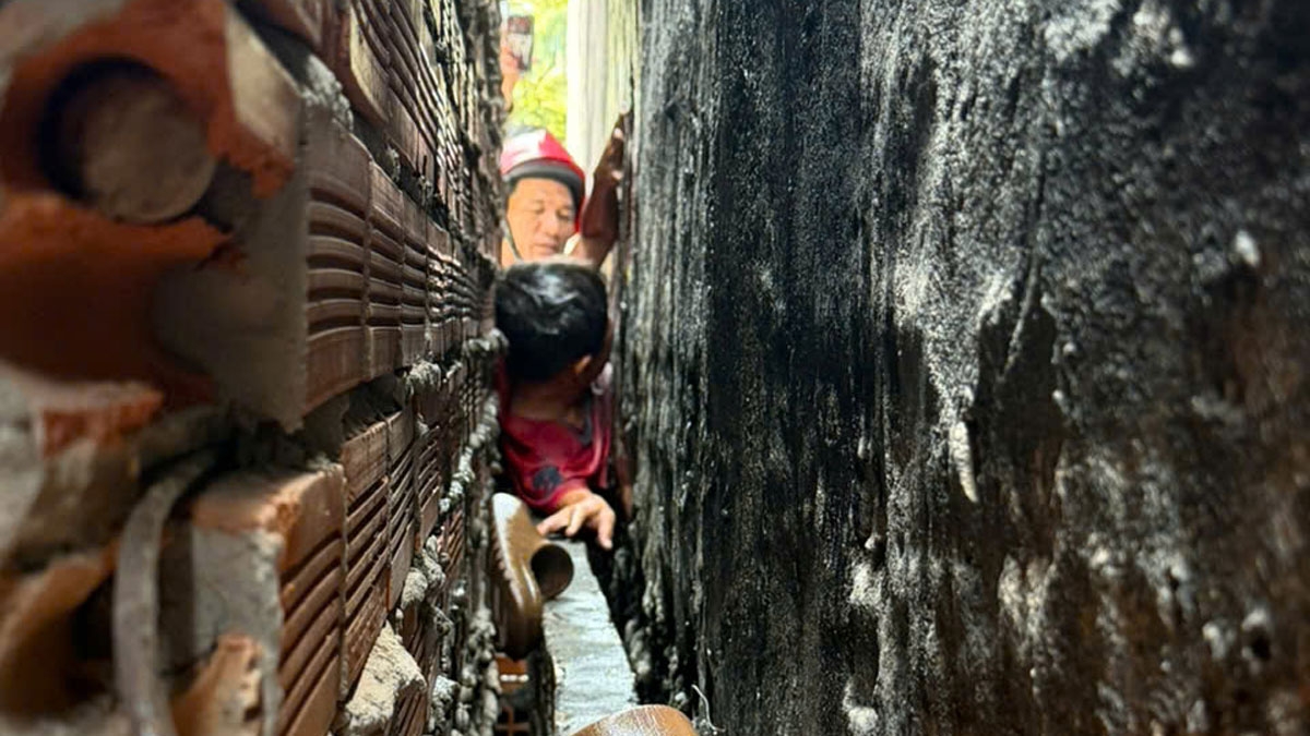 20 phut nghet tho giai cuu be trai 9 tuoi ket giua hai khe tuong hinh anh 1