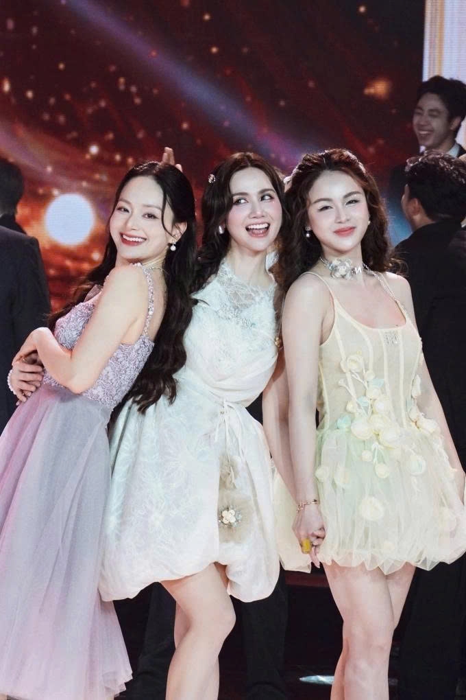 sao viet 26 3 hong diem khoe nhan sac tre trung o tuoi 43 hinh anh 4