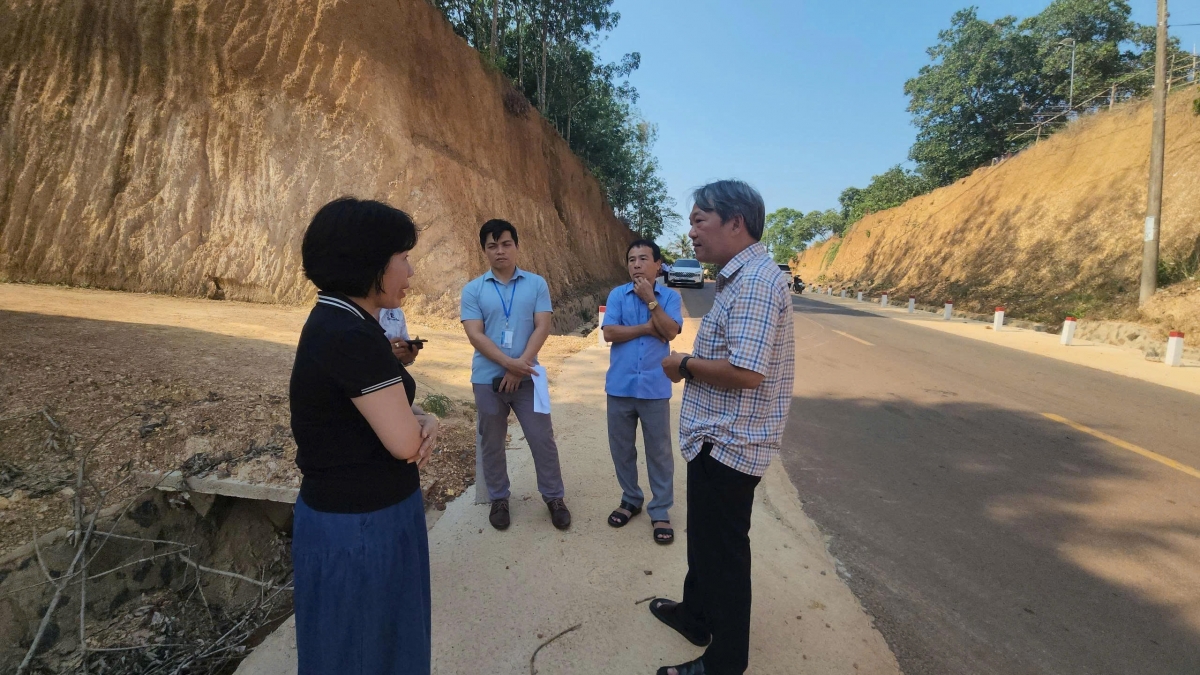 kiem tra viec nha mat tien thanh vuc sau khi hien dat lam duong o Dong nai hinh anh 1