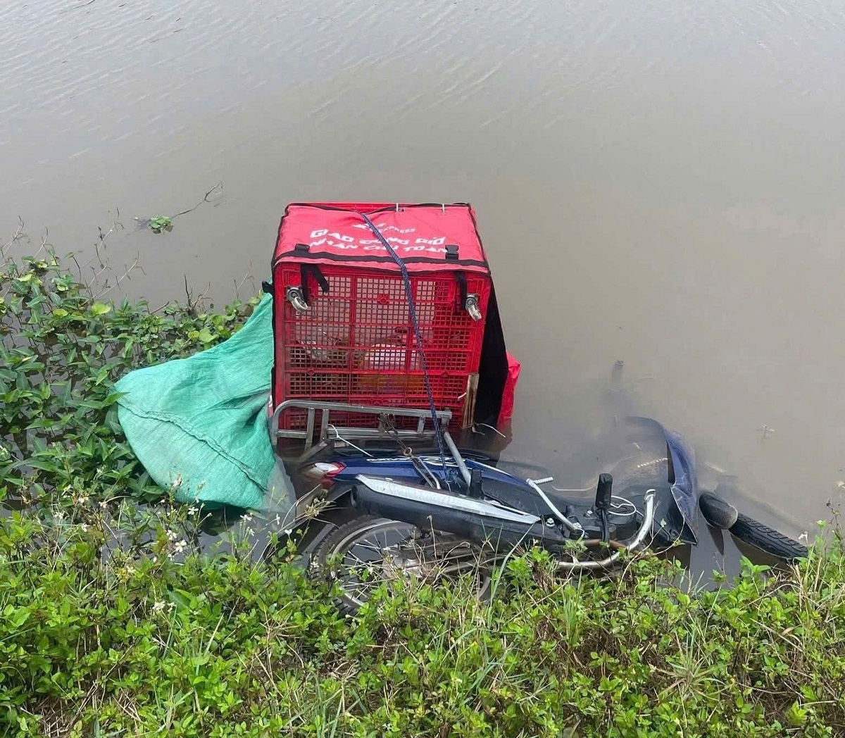 Phát hiện thi thể nam shipper dưới sông tại xã Quang Thiện, Ninh Bình