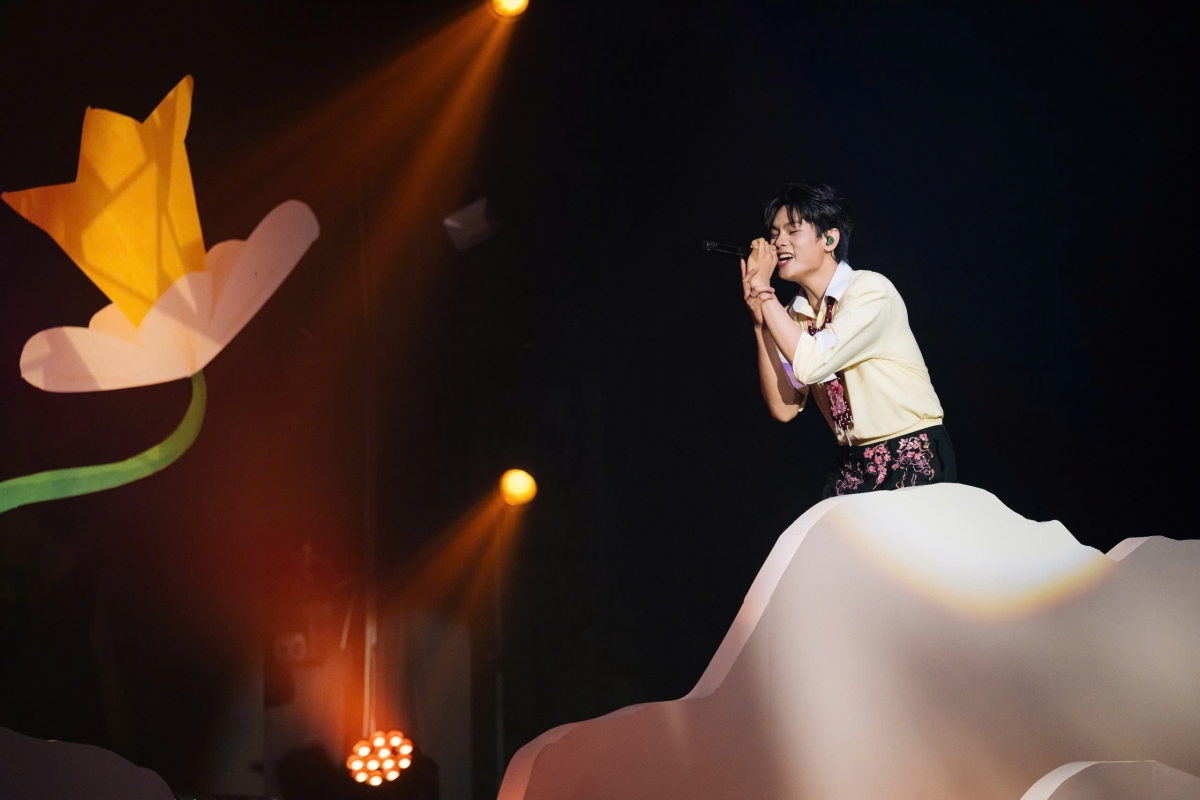 buitruonglinh o lai den nua dem chup anh cung fan sau concert ha noi hinh anh 6