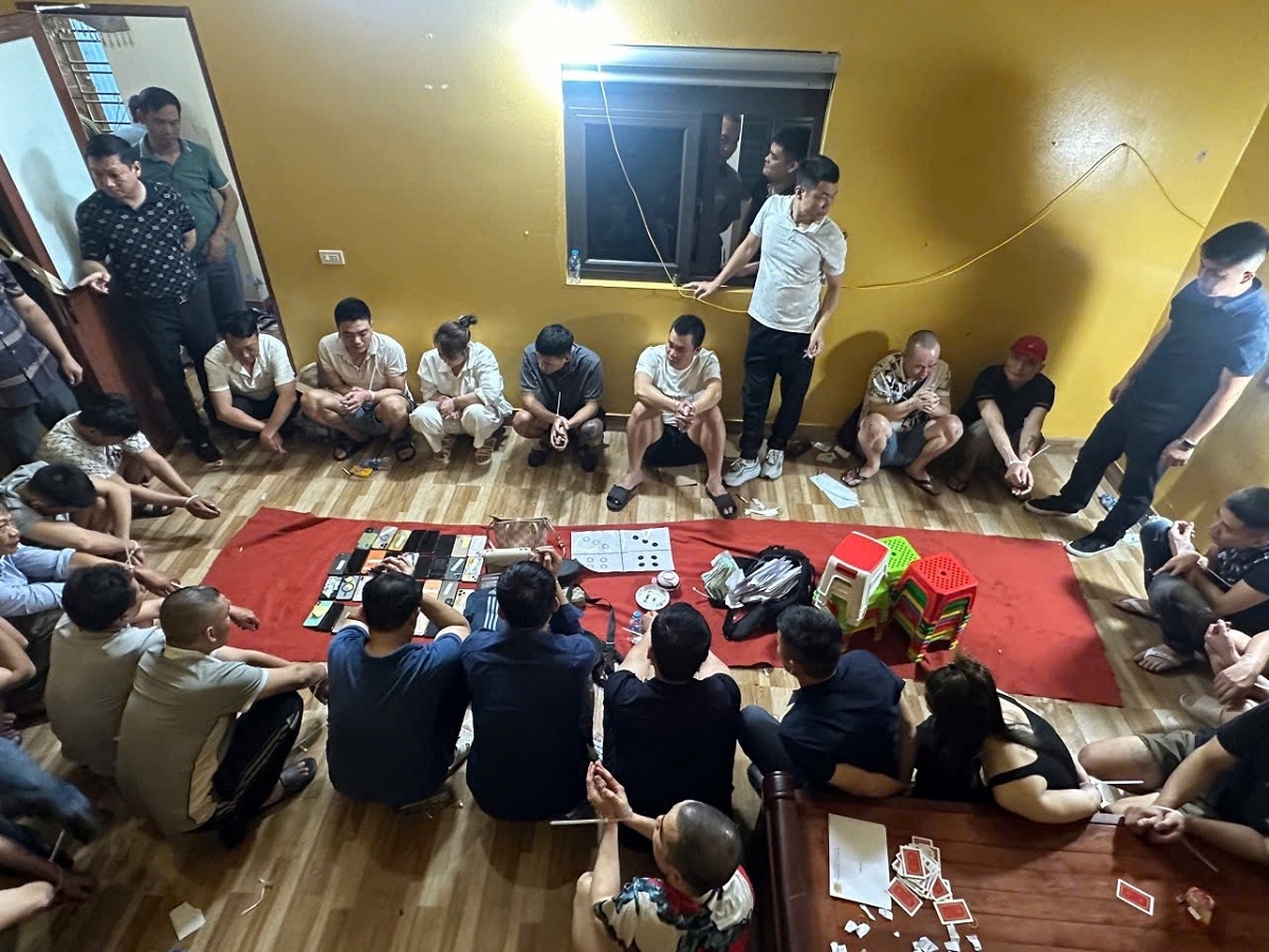 25 doi tuong danh bac tai nha o ninh binh bi bat giu hinh anh 1