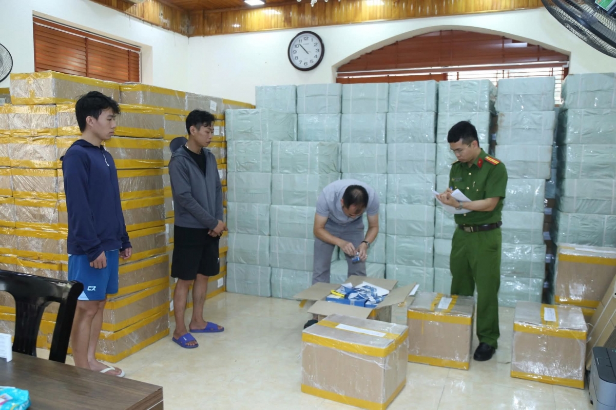 bac ninh khoi to 2 nguoi tang tru hon 170.000 bao thuoc la nhap lau hinh anh 1