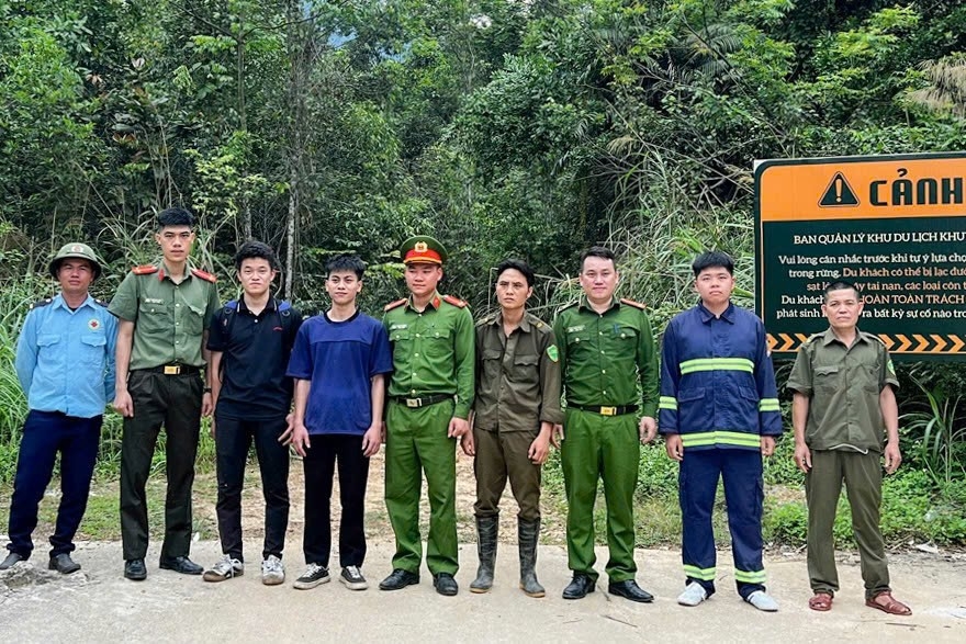 giai cuu hai du khach lac trong rung sau tay yen tu o bac ninh hinh anh 2