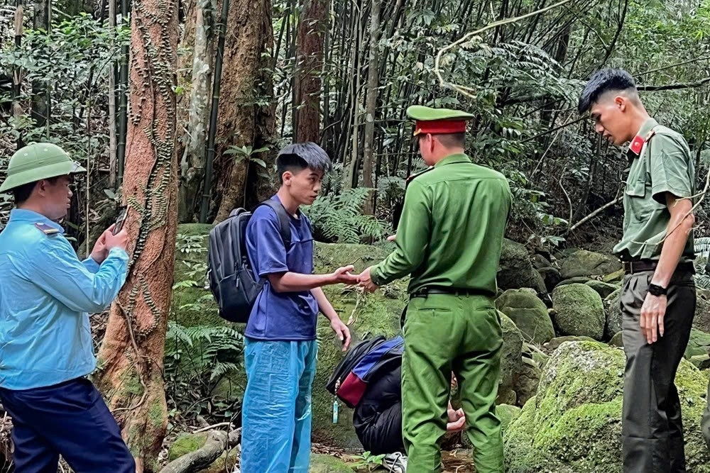 giai cuu hai du khach lac trong rung sau tay yen tu o bac ninh hinh anh 1