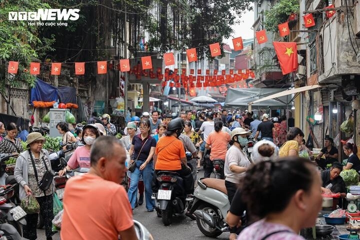 nguoi ha noi xep hang ca tieng cho mua banh troi, banh chay dip tet han thuc hinh anh 10