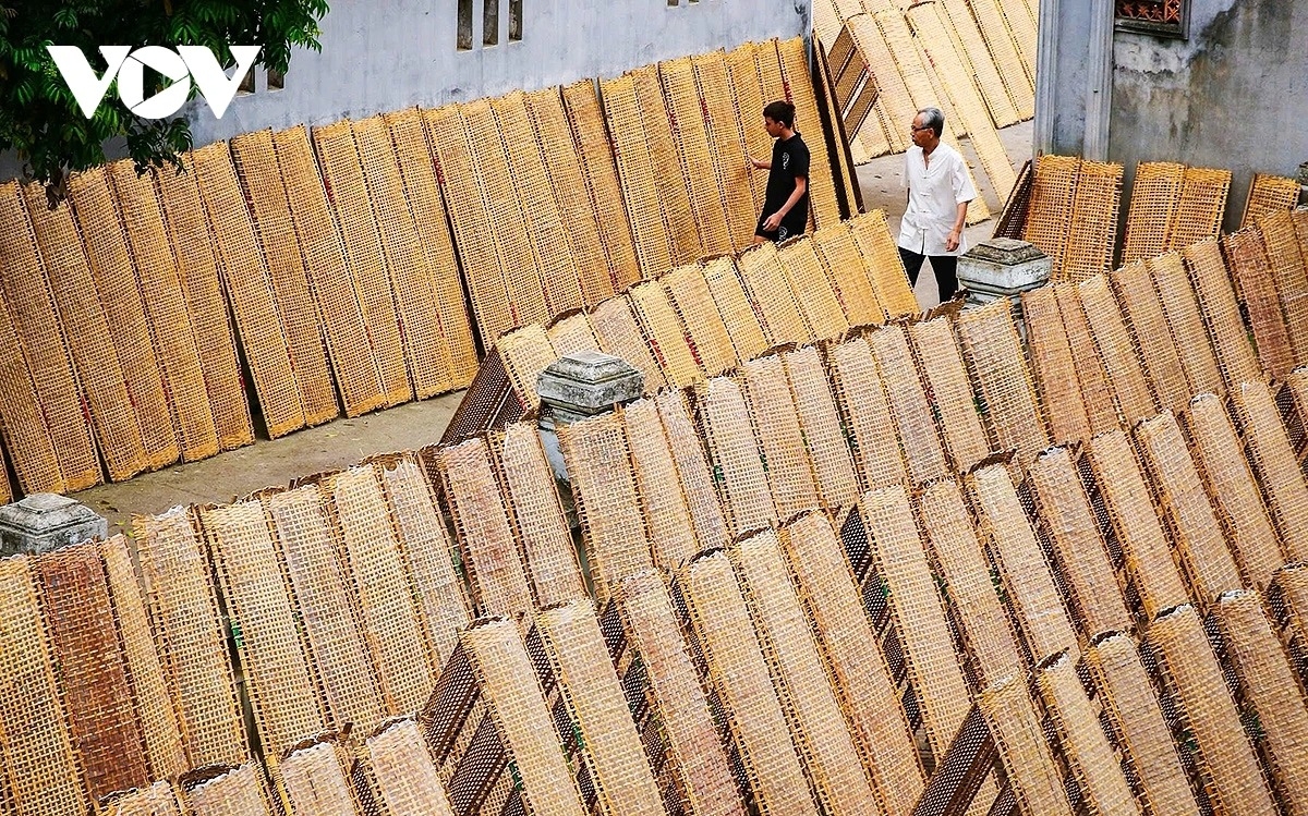 inside tho ha village - the traditional craft of making rice crackers picture 11