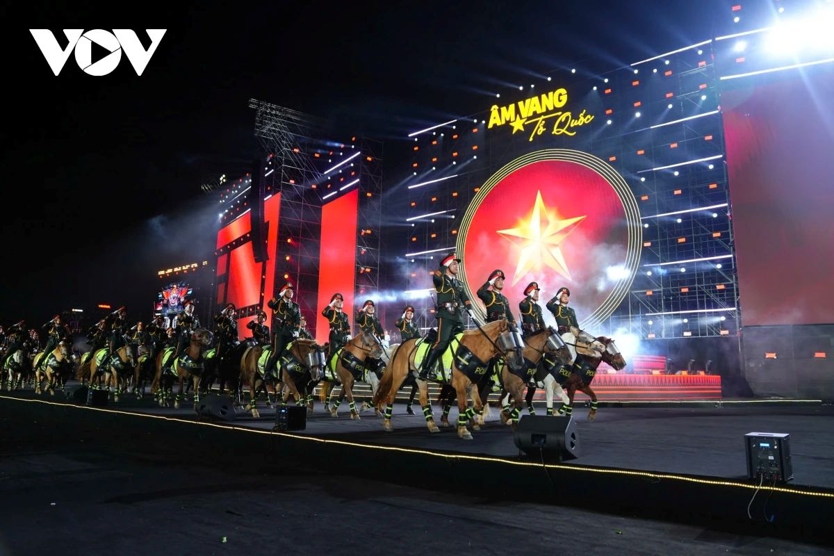 thousands brave rain to attend national concert echoes of the fatherland picture 11