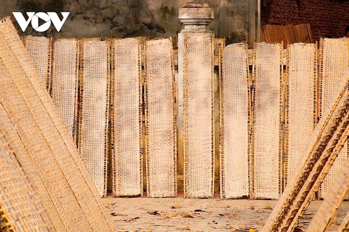 inside tho ha village - the traditional craft of making rice crackers picture 12