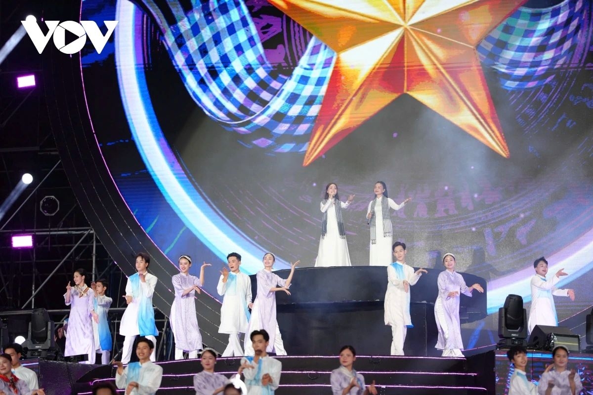 thousands brave rain to attend national concert echoes of the fatherland picture 12