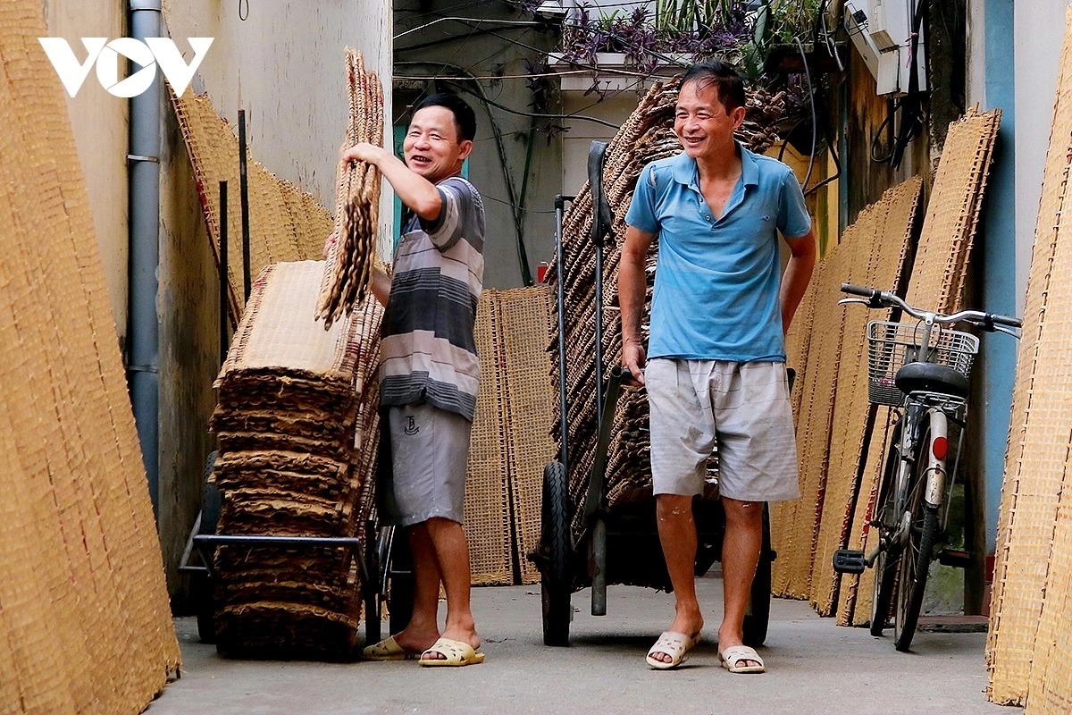 inside tho ha village - the traditional craft of making rice crackers picture 13