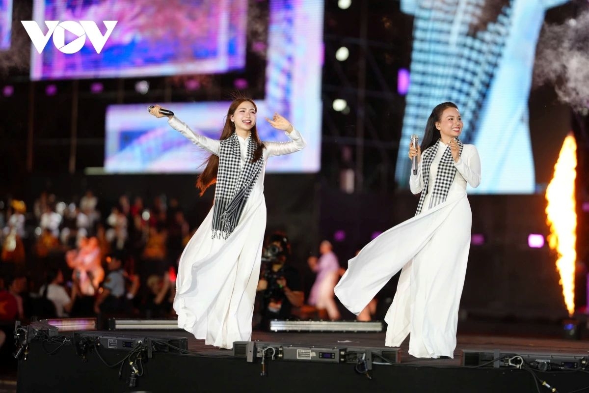 thousands brave rain to attend national concert echoes of the fatherland picture 13