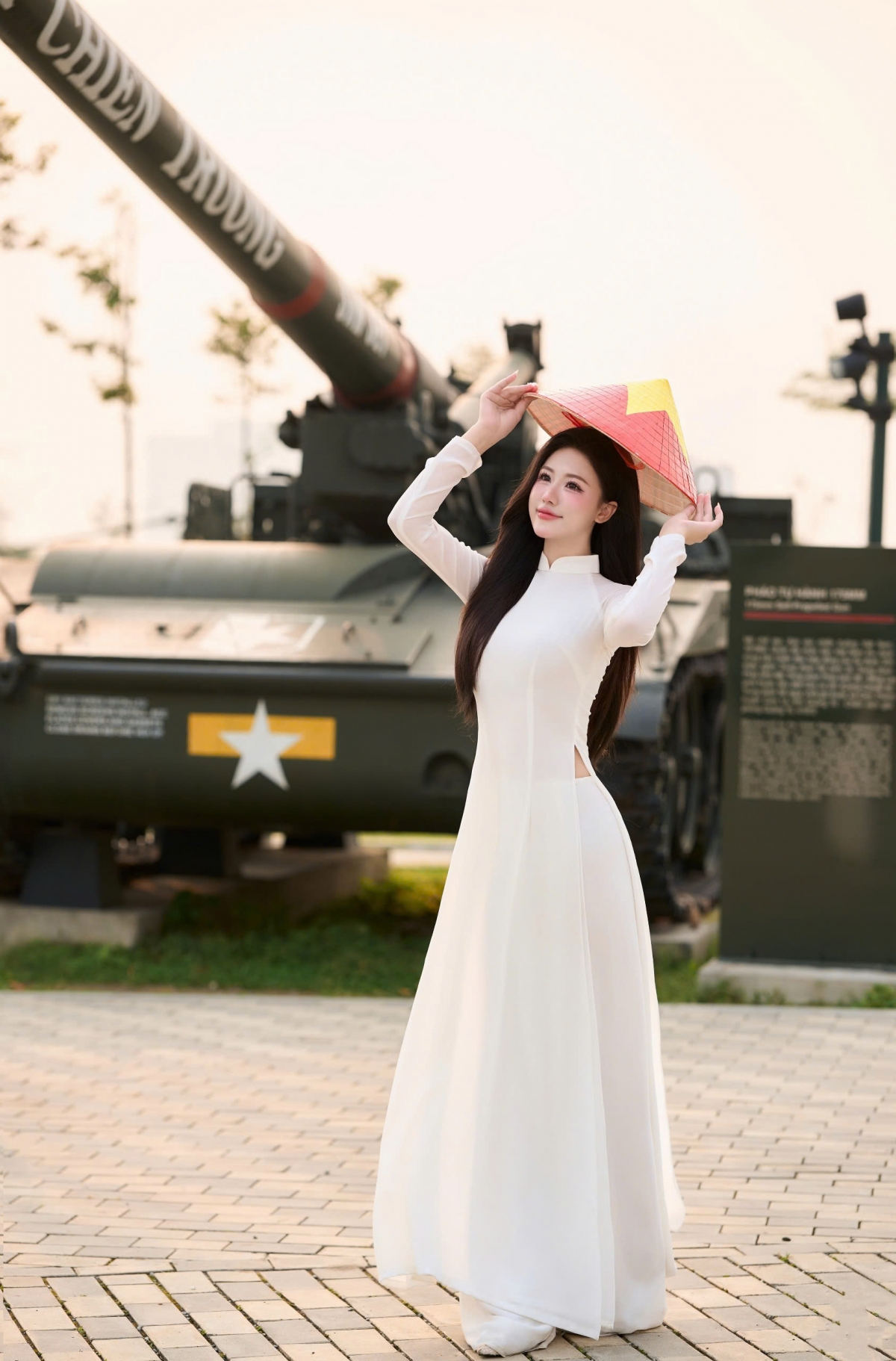 A khoi phuong anh khoe nhan sac trong ta ao dai dip dai le 30 4 hinh anh 3