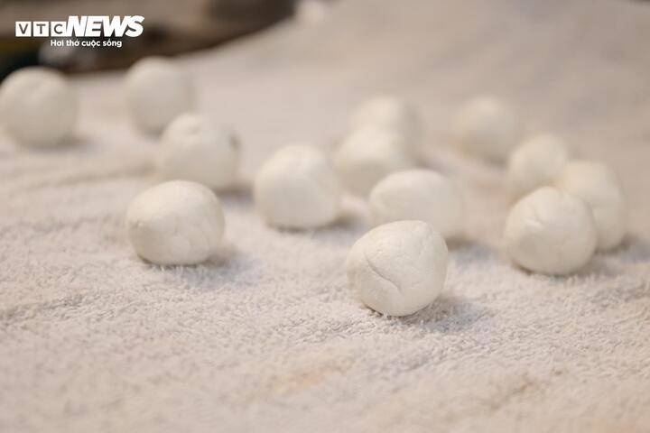 nguoi ha noi xep hang ca tieng cho mua banh troi, banh chay dip tet han thuc hinh anh 13