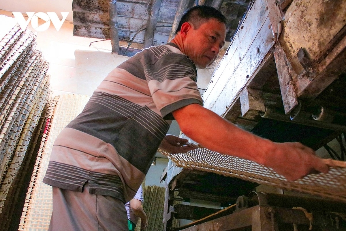 inside tho ha village - the traditional craft of making rice crackers picture 14