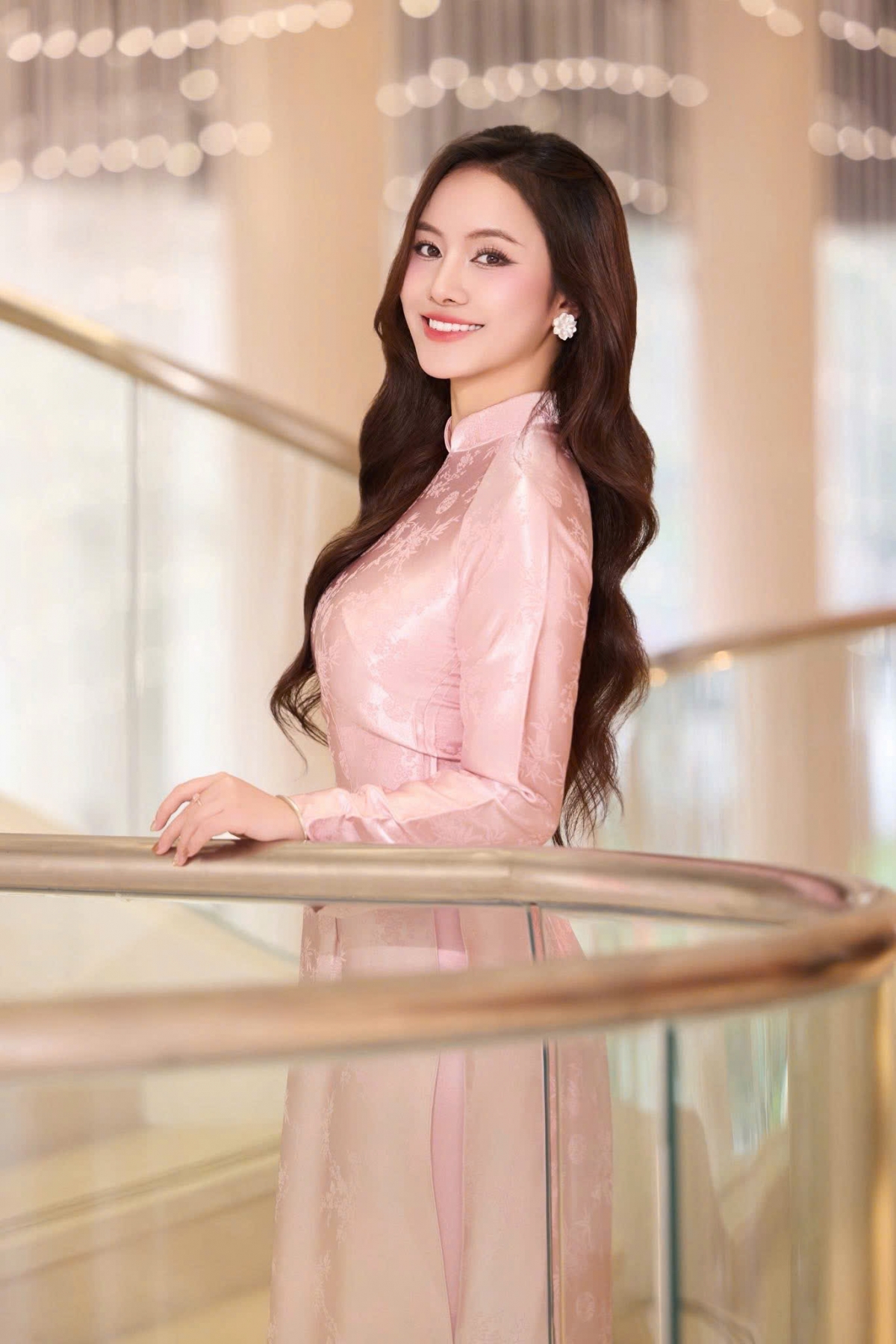  Am anh thang tu ca khuc khien nguoi nghe lang di giua mua hoa loa ken hinh anh 1