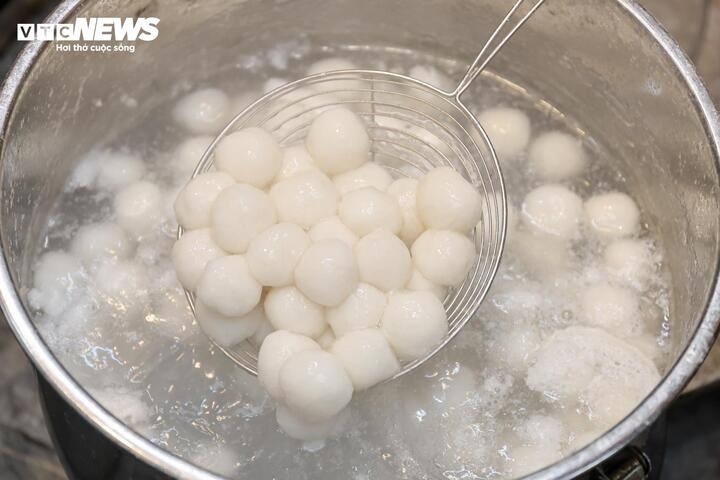 nguoi ha noi xep hang ca tieng cho mua banh troi, banh chay dip tet han thuc hinh anh 14