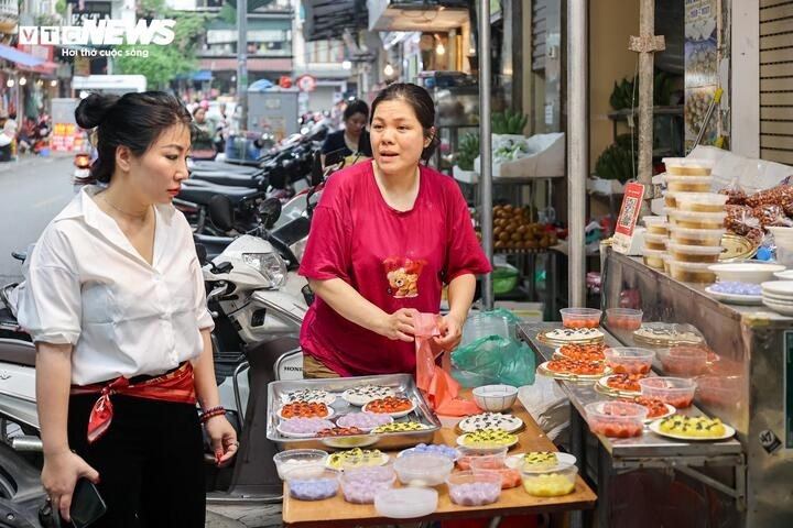 nguoi ha noi xep hang ca tieng cho mua banh troi, banh chay dip tet han thuc hinh anh 15