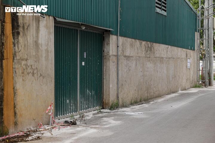 can canh lo mo tuon gan 300 tan lon benh vao truong hoc, cho dau moi o ha noi hinh anh 16