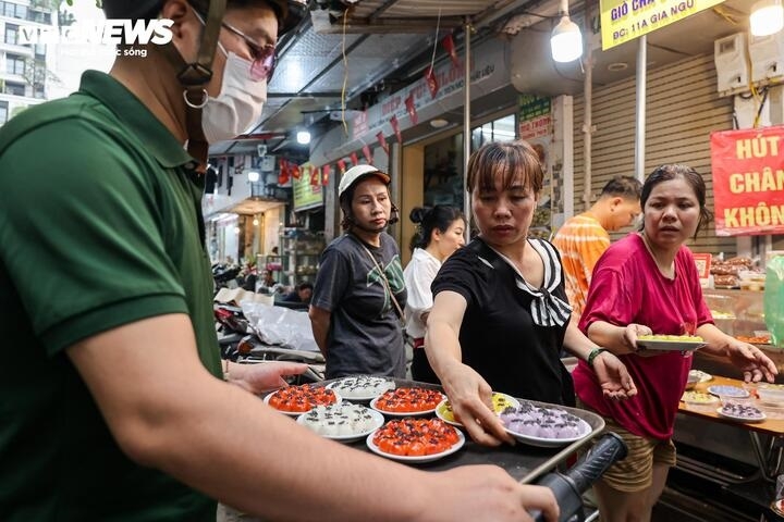 nguoi ha noi xep hang ca tieng cho mua banh troi, banh chay dip tet han thuc hinh anh 16