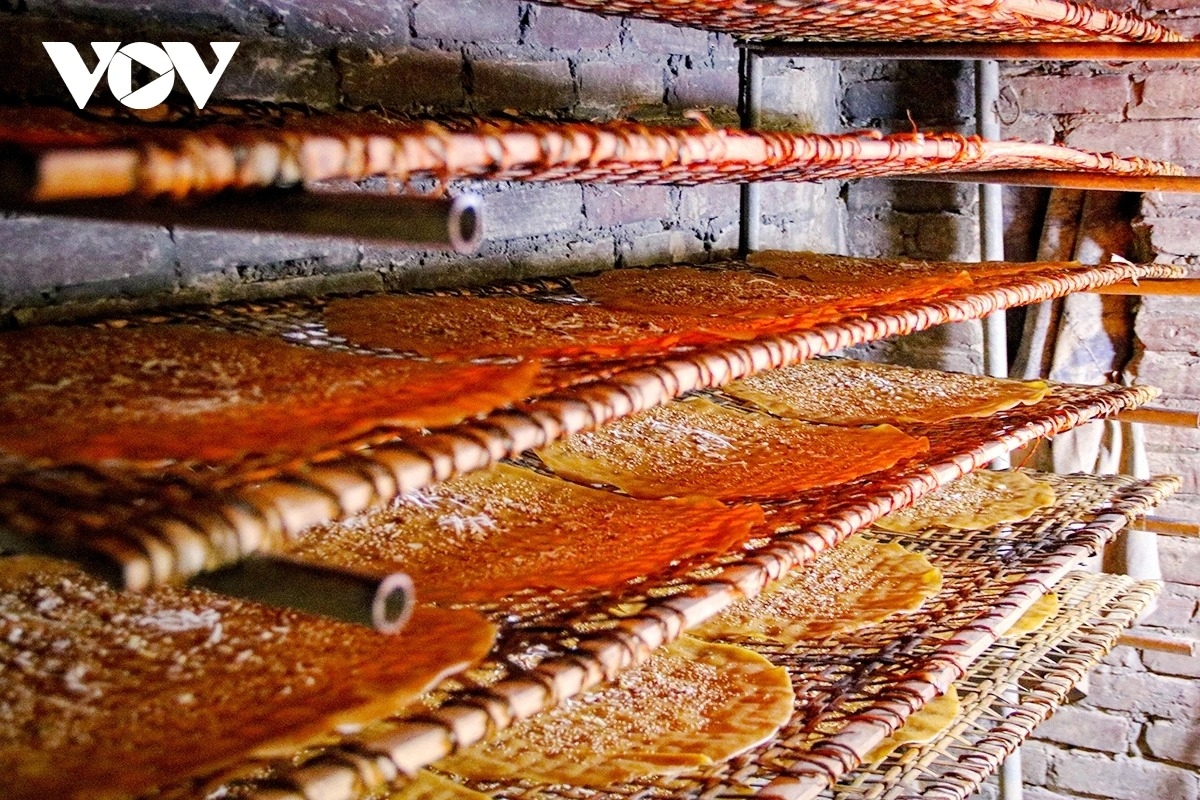 inside tho ha village - the traditional craft of making rice crackers picture 17