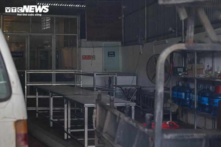 can canh lo mo tuon gan 300 tan lon benh vao truong hoc, cho dau moi o ha noi hinh anh 17