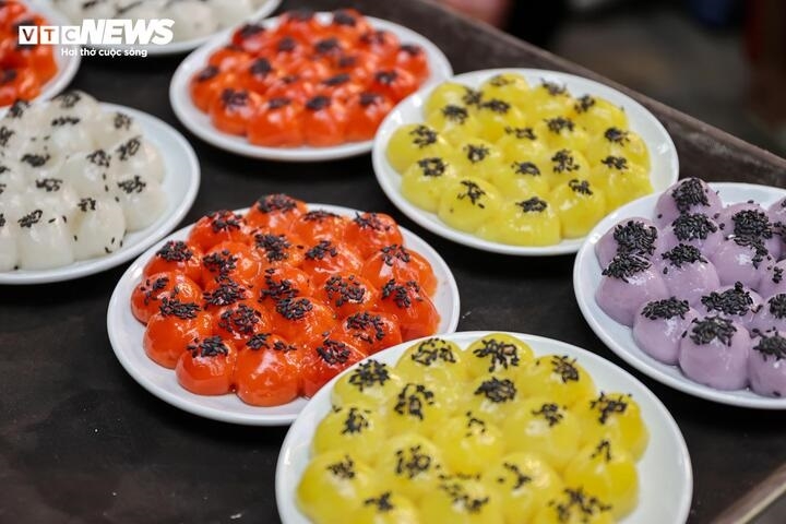 nguoi ha noi xep hang ca tieng cho mua banh troi, banh chay dip tet han thuc hinh anh 17