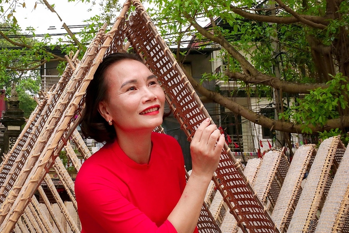 inside tho ha village - the traditional craft of making rice crackers picture 19