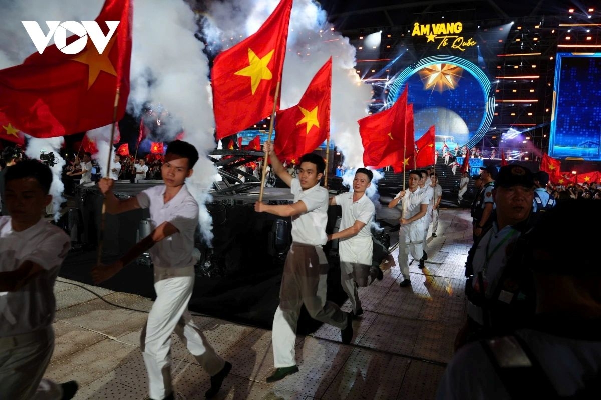 thousands brave rain to attend national concert echoes of the fatherland picture 19