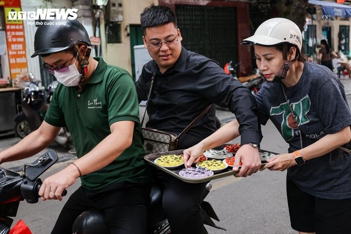 nguoi ha noi xep hang ca tieng cho mua banh troi, banh chay dip tet han thuc hinh anh 19