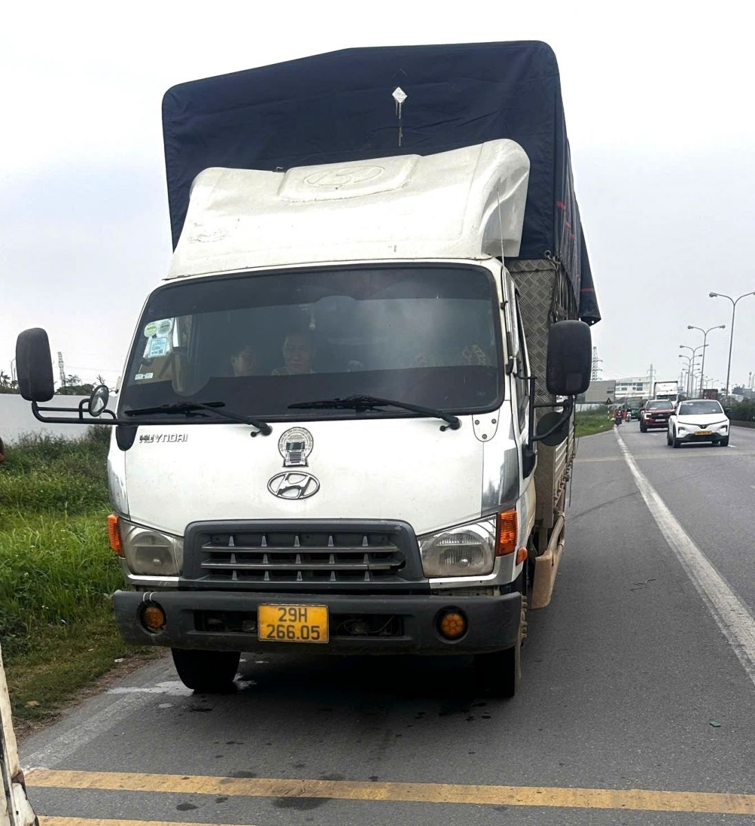 lai xe va chu xe bi xu phat vi dieu khien phuong tien khong co phu hieu hinh anh 1