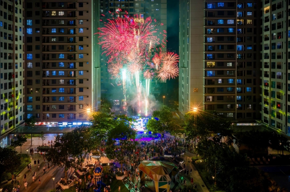 dau an ruc ro cua rox group qua cac chang duong kien tao hinh anh 1