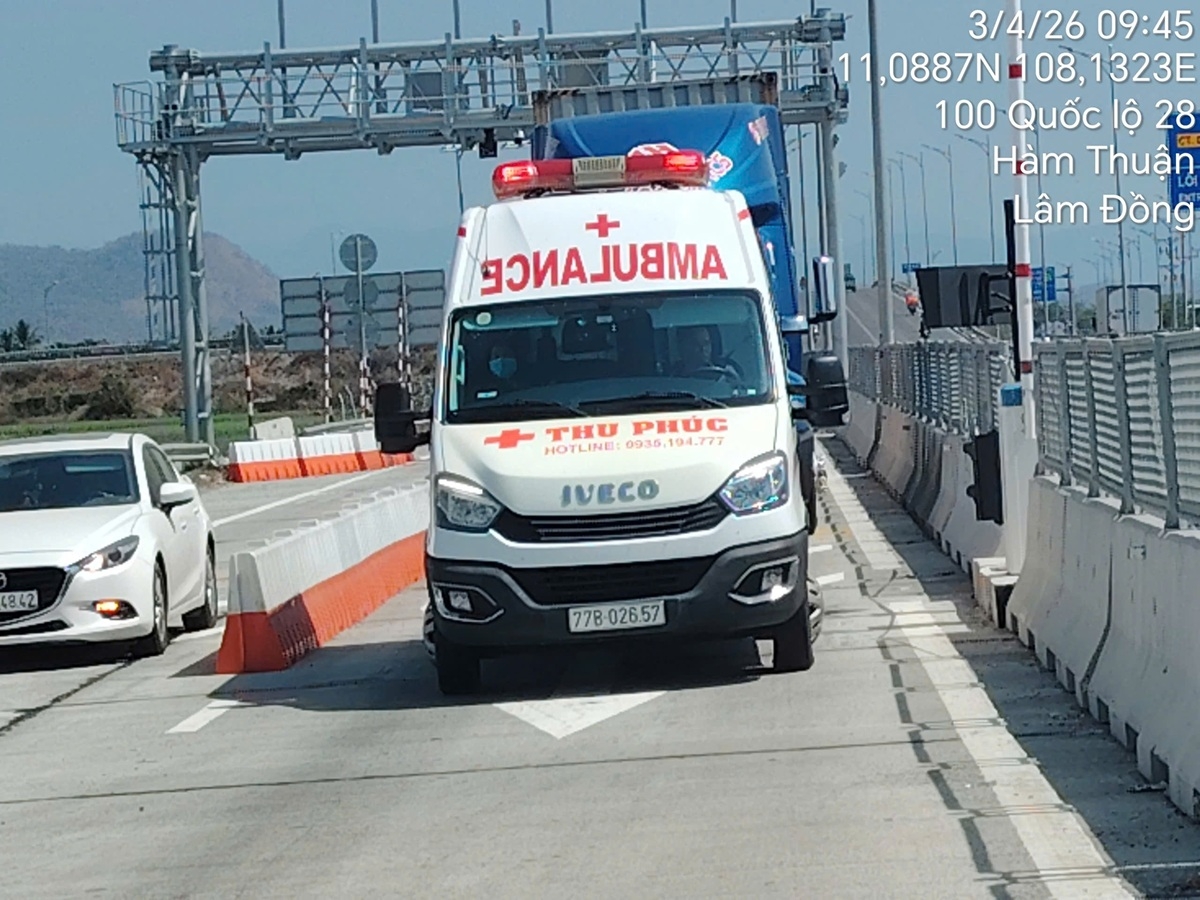 xu phat xe cuu thuong su dung tin hieu uu tien trai phep hinh anh 1