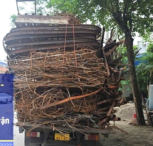 xu phat lai xe cho sat thep vuot qua chieu cao cho phep sau phan anh cua nguoi dan hinh anh 1