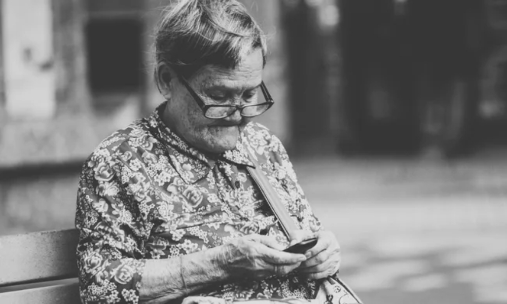 thoi gian ranh roi nhieu, nguoi ve huu de sa da vao smartphone va mang xa hoi hinh anh 1