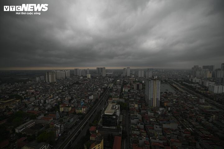 bau troi ha noi toi sam luc 9h, mua dong bao phu khap noi hinh anh 1