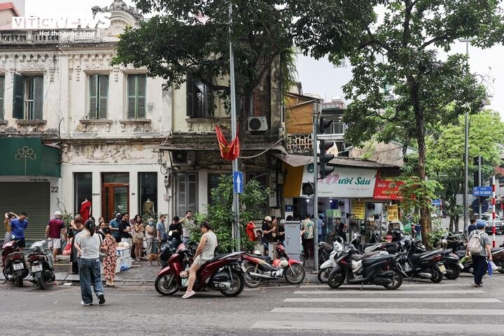 nguoi ha noi xep hang ca tieng cho mua banh troi, banh chay dip tet han thuc hinh anh 1