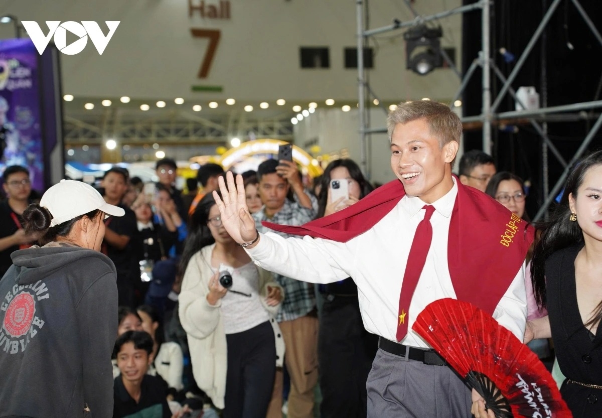 popular film stars light up autumn fair 2025 picture 2