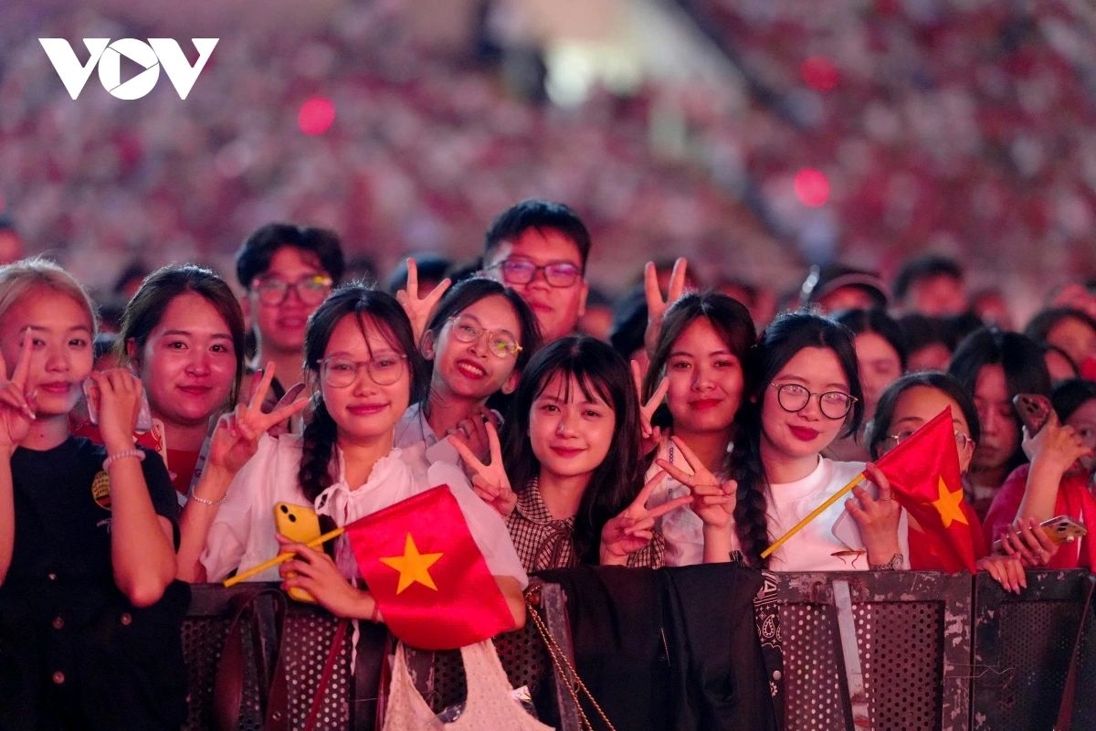 thousands brave rain to attend national concert echoes of the fatherland picture 2