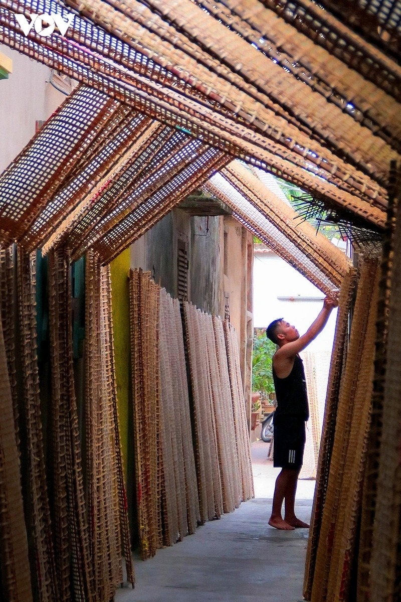 inside tho ha village - the traditional craft of making rice crackers picture 20