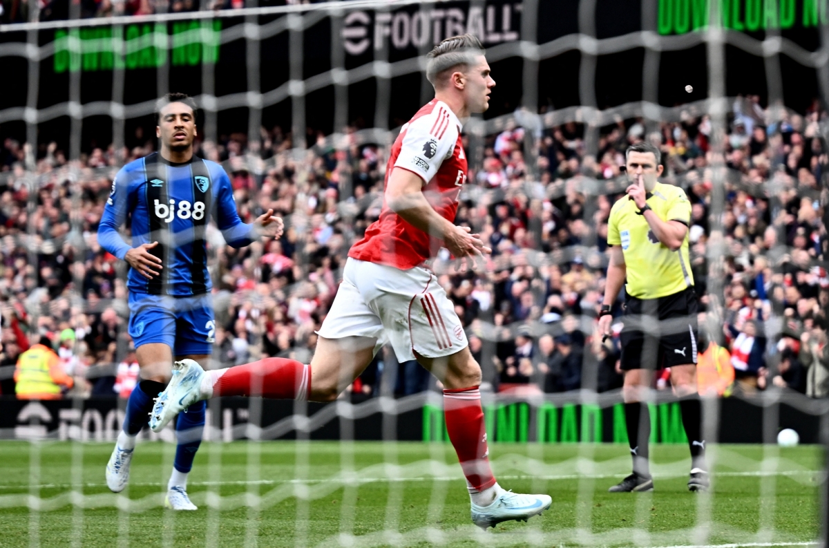 truc tiep arsenal 1-2 bournemouth Doi khach tai lap the dan ban hinh anh 7