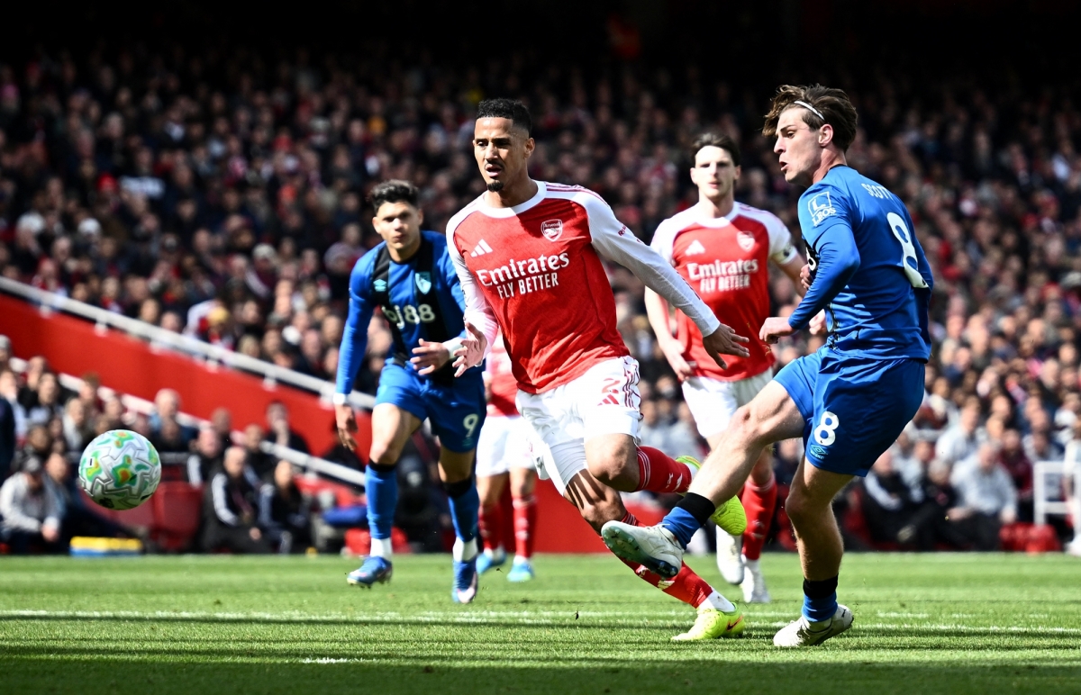 truc tiep arsenal 1-2 bournemouth Doi khach tai lap the dan ban hinh anh 1